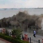 【衝撃】台風の時に川で流される人もこんな感じに…津波を見学していた人が飲み込まれる＝中国