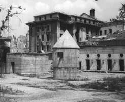 【画像】ヒトラーが自殺した爆破解体される前の総統地下壕ギャラリー