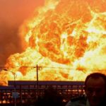 【画像】大都市のど真ん中で大爆発、中国天津の化学工場事故の直後の写真　※一部死体あり