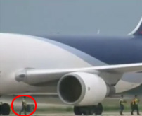 【グロ動画】飛行機のエンジン前を通った作業員が吸い込まれる瞬間、後ろから血肉飛んでいってる…
