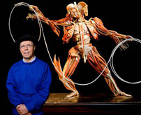 【閲覧注意】学生・一般聴衆者の目の前で本物の死体を使って実演してくれる人体解剖マニュアル