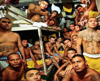 あの！修羅の国ブラジル刑務所の非グロな日常～武装兵が点呼する、気を抜けば囚人が襲いかかってくる異常な光景
