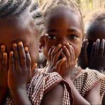 【女子割礼】アフリカの女の子たちが避けて通れない道のFGM、麻酔なしでクリトリスを切り落とされる