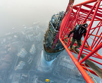 【衝撃】ひょえ～！命綱なしで高層ビルでは世界2位の高さの上海タワー頂上へレッツゴー！