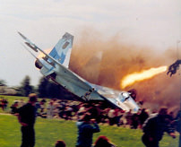 観客の目の前に戦闘機が墜落、77人が死亡した最悪のリヴィウ航空ショー