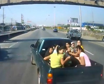 【事故】危険！ピックアップトラックの荷台に乗る女性集団が吹っ飛ぶ瞬間映像！