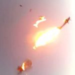 スカイダイビングで飛行機が空中接触で炎上墜落、乗客が投げ出される
