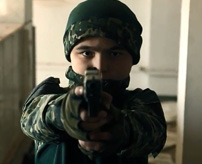 【イスラム国】洗脳完了。あどけなさが皆無、殺人兵器と化した少年が大人たちを殺害するISISの訓練