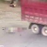 自転車で道路の真ん中を走っていた男性、後方のトラックに轢かれて4つのタイヤで身体を潰される…