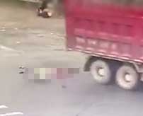 自転車で道路の真ん中を走っていた男性、後方のトラックに轢かれて4つのタイヤで身体を潰される…