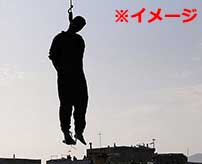 罪人の首が吊られた瞬間に民衆から大歓声！クレーンを使ったイランの公開処刑がコチラ…