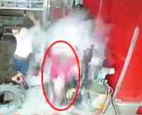 メカニックが作業中に目の前のタイヤが爆発！吹っ飛んだ男性の肉片が監視カメラに直撃…