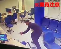 銀行の警備員が従業員を射殺した後自殺してしまう衝撃映像…