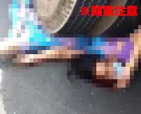 トラックの巨大なタイヤに踏み潰されて身体が折れ曲がってしまった女性の遺体…