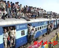 インドの電車の乗り方が危険すぎてヤバイこと起きてる…