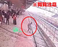 目隠しをした男が駅のホームで大勢の人たちが見ている前で飛び込み自殺…