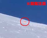 エベレスト山で人間が滑落する瞬間が捉えられる…