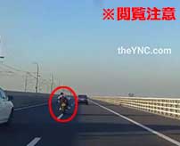 猛スピードで追い抜き運転をしていたバイク、別の車に突っ込んで橋から落下…
