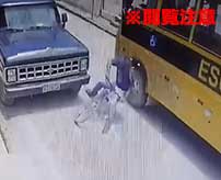 運悪くバスの下に倒れてしまった男、タイヤで頭を粉砕されて即死…