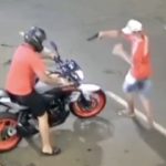 彼女と二人乗りするはずだったのに…銃を突きつけられてバイクを奪われる男