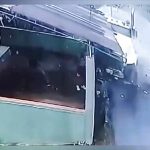 トラックとタクシーが衝突事故→トラックが家に突っ込んで1人死亡