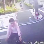 止まるという選択肢がなかった中国人女、トラックに頭を踏みつぶされる