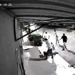 マチェーテとナイフで武装した集団、1人の男を追いかけ切り殺す