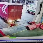 死角で見えませんでした。バックしてきたトラックに押し潰される男