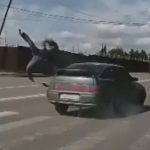 ロシアの金髪女、横断歩道を渡ろうとしたら…車に轢かれて派手に飛ぶ