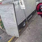 ヘルメットは守ってくれませんでした。トラックに突っ込みバイカー死亡