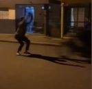 走ってくるバイクをジャンプで避けようとしたバカ、失敗し激突