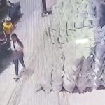 2人乗りのオートバイのヒットマン、走りながらまんさんの射殺に成功