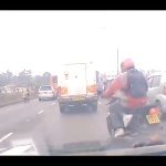 目の前を走っていたバイカー、車線変更に失敗しトラックに轢かれる