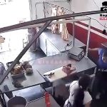 女さん、強すぎ！肉屋に強盗犯が来るも女2人で追っ払う