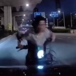 中国のまんさん、反対車線を原付で走り車と正面衝突する