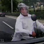 なぜ正面から？車で走行中、車に向かって原付で走ってくる中国人女
