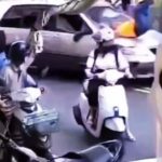 中国人女ドライバー、車で後ろから歩行者をうっかり轢いてしまう