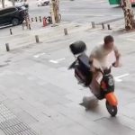 中国では原付で走るのも危険…原付に乗っていた男、原付と一緒に回転