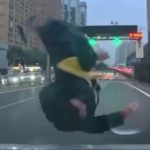 車が走る道路を堂々と横断する中国の女、思いっきり轢かれる
