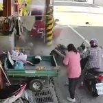 90歳の中国人BBA、後ろから車で14歳の少年に突っ込む