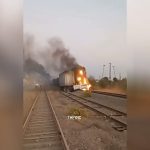 列車の目の前にトラックが！トラックと列車が衝突事故、炎上