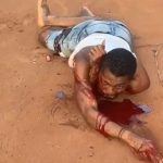 地面に這いつくばり死に体の男相手でもギャングは容赦なく殺す