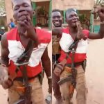 過激派組織の戦闘員、人間の体の一部を持って陽気な踊りを披露