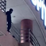 精神疾患を患っている男、2時間の交渉もむなしく飛び降り自殺