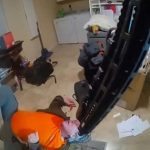 銃を持って酔っぱらっている父親、警察によって制圧される