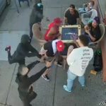 外でゲームを楽しんでいただけなのに…強盗に襲われて死亡