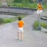 まんさんさぁ…前見ようよ…横から来ていた列車に激突