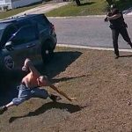麻薬中毒者、警察に向かって突進→車ではねられ銃で撃たれて死亡