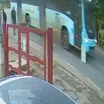 10代の若者がバスの前を自転車で走った結果、自転車ごと轢かれ死亡