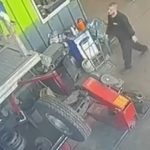 メカニックの仕事は命がけ？タイヤが爆発し、メカニックが即死